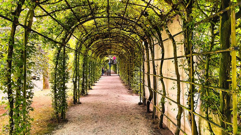 Überdachter Gartenweg zum Garten von Schloss Arcen von Digital Art Nederland