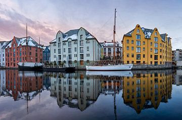 Zeilboten in de haven van Ålesund tijdens een winterse zonsondergang van qtx