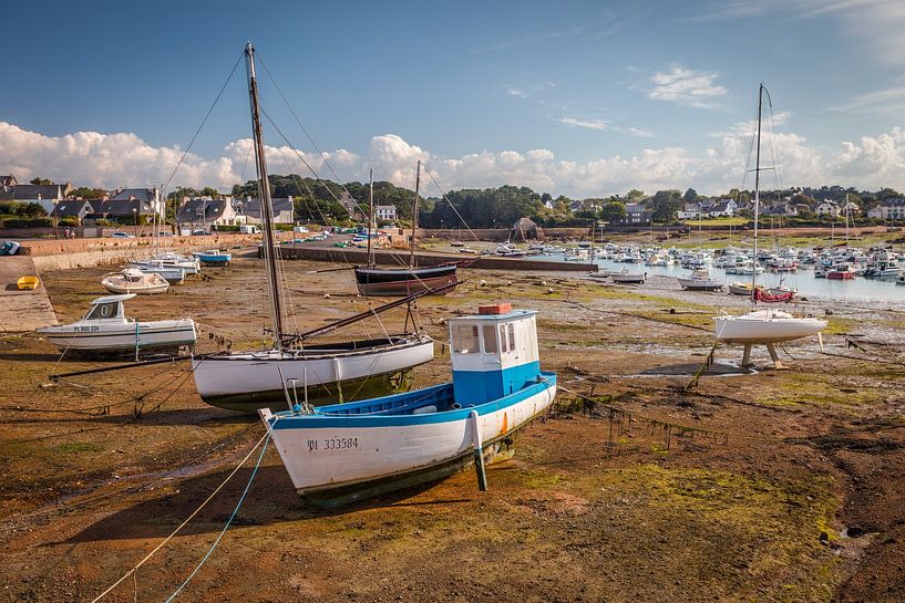 Laag water in de haven van Saint-Guirec, Côte de Granit Rose, Bretagne van Christian Müringer
