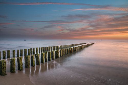 Golfbrekers en zonsondergang in Westkapelle