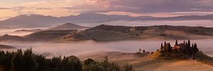 Nebliger Morgen in der Toskana, Italien