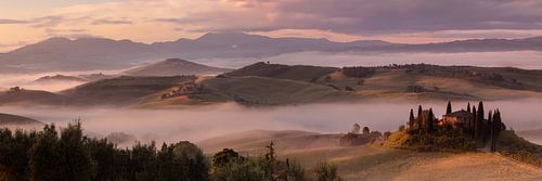Mistige ochtend in Toscane, Italië