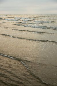 Vue sur la mer avec les vagues du surf sur Ameland sur Karijn | Fine art Natuur en Reis Fotografie