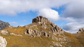 Nature of Italy - Tyrol du Sud - Le massif escarpé du Rosengarten surplombant les prairies alpines en automne sur Sebastian Czech