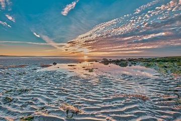 strand en de Noordzee bij een zonsondergang van eric van der eijk