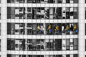 Rondelles de verre en jaune contre immeuble d'habitation monochrome sur Atelier Liesjes