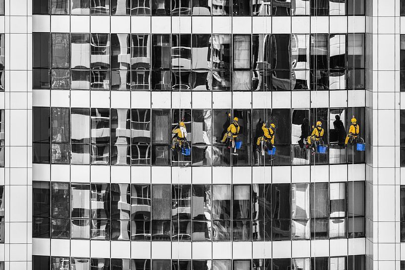 Gläserspüler in Gelb gegen monochromes Wohnhaus von Atelier Liesjes