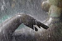 Dame in de regen