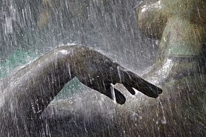 Dame in de regen