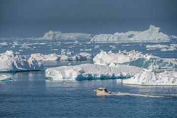 Landschaft mit Eisbergen und Boot von Chris Stenger