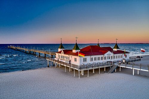 De pier van Ahlbeck op het eiland Usedom 's avonds gefotografeerd vanaf een hoog standpunt, met rood dak en lange pier, die uitsteekt in de Baltische Zee