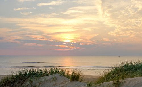 Coucher de soleil d'été dans les dunes de la plage de la mer du Nord