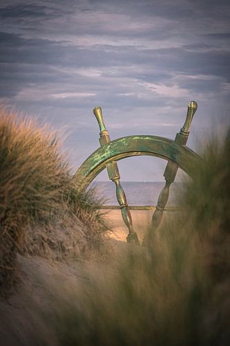 Ruder eines Schiffes in den Dünen von Rik Verslype
