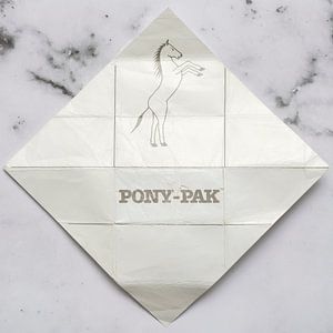 Gnome post Pony Pack auf Marmor