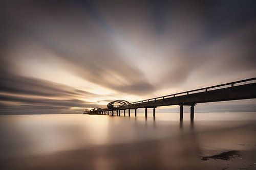 pier met grote hemel aan het strand van Kellenhusen aan de Oostzee bij zonsopgang