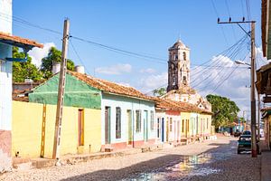 Kleurrijke kerkstraat in de stad Trinidad in Cuba van Michiel Ton