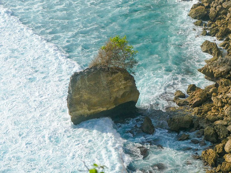 De woeste zee bij de rotsen van Uluwatu by Petra Brouwer