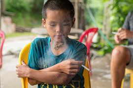 Rauchender 4 jähriger Junge in Ha Giang, Vietnam Teil 2 von Kiki Deurvorst