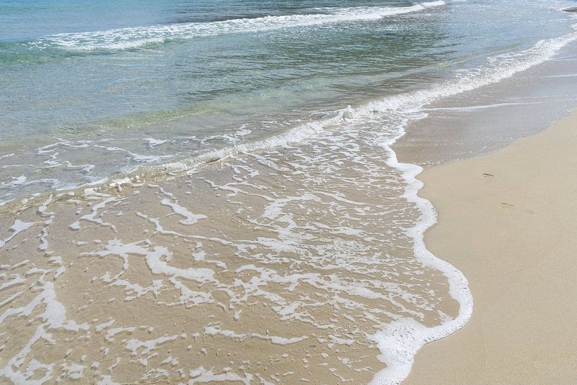 L'eau de mer claire rencontre le sable fin par Adriana Mueller