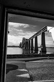 Der Blick von einem Restaurant aus auf die Brücke in South Queensferry. Der Türrahmen als Einrahmung macht dieses Foto zu etwas Einzigartigem.