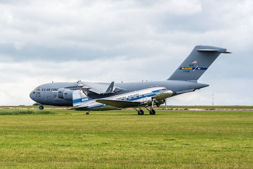 Alt gegen neu. Dakota DC-3 gegen C-17A Globemaster III. von Luchtvaart / Aviation