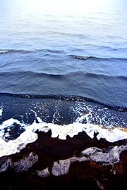 abstract kleuren water schelpen en zwart zand 2