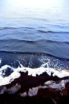 abstract kleuren water schelpen en zwart zand 2