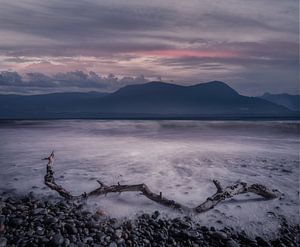Zonsondergang, bergen en zee in Canada van Leon Brouwer