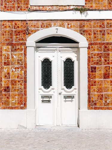 Cascais Portugal | Authentique porte blanche dans un village côtier sur Raisa Zwart Tirages photographiques de voyage