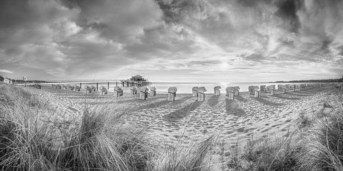 Timmendorfer Strand aan de Oostzee in zwart-wit