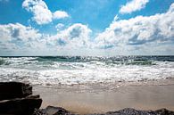 Schitterend strand met rotspartij op de voorgrond van Bianca ter Riet thumbnail