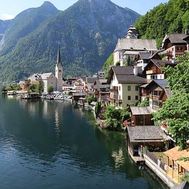Ce village pittoresque est situé entre le lac Halstättersee et les montagnes Dachstein. sur Ton Tolboom
