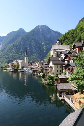 Het pittoreske dorpje ligt ingeklemd tussen de Halstättersee en de Dachsteinbergen.