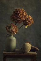 groene kruik met oude bloemen en noten