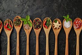 Holzlöffel mit Gewürzen von Art & Soul Creations