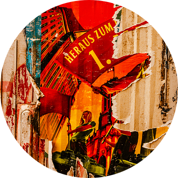 Gescheurde postercollage – urban street art op verweerde deur | rood & geel muurkunst van Broodrooster Studio – Creatieve Fotografie