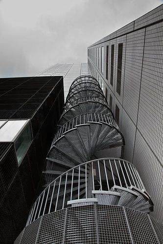 Spiraaltrap tegen kantoorgebouw in Rotterdam