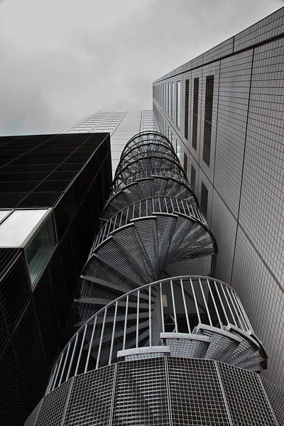 Spiraaltrap tegen kantoorgebouw in Rotterdam van Jan van der Vlies