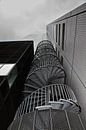 Spiraaltrap tegen kantoorgebouw in Rotterdam van Jan van der Vlies thumbnail
