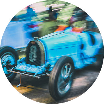 Bugatti Type 35 klassieke racewagen op hoge snelheid op een landweggetje van Sjoerd van der Wal Fotografie