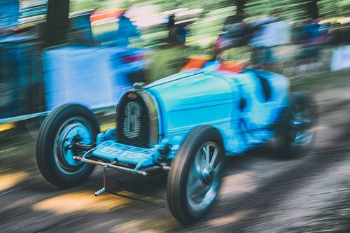 Bugatti Type 35 klassieke racewagen op hoge snelheid op een landweggetje