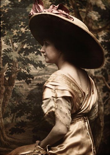 Portret van een vrouw met hoed, zittend voor een wandtapijt met landschap, Francis Bruguière