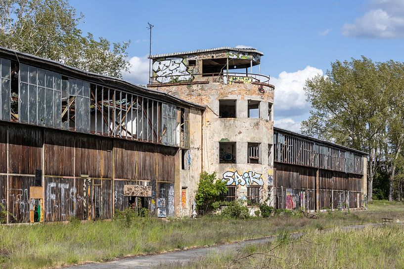 Flugkontrolltower und alte Einfliegerhalle - Lost Place Alter Flugplatz Rangsdorf von Frank Herrmann