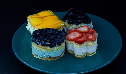Fruittaartje met yoghurtroom, koekje en vers fruit