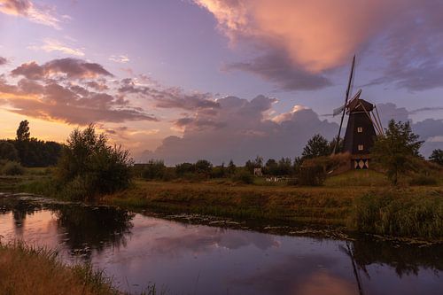 Molen de Zwaan bij zonsondergang