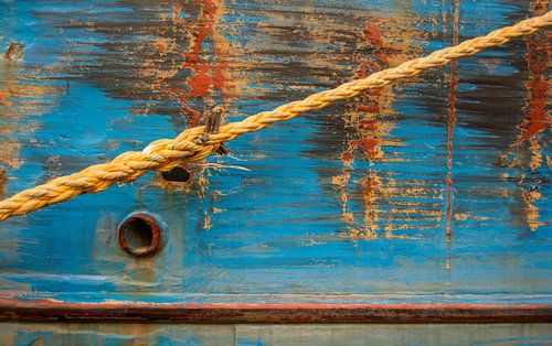 Schepen afgemeerd aan de kade in de haven