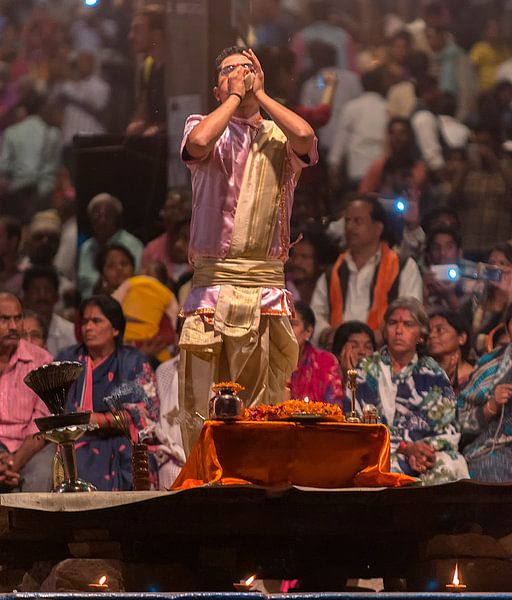 India: Aarti ceremonie (Varanasi) by Maarten Verhees