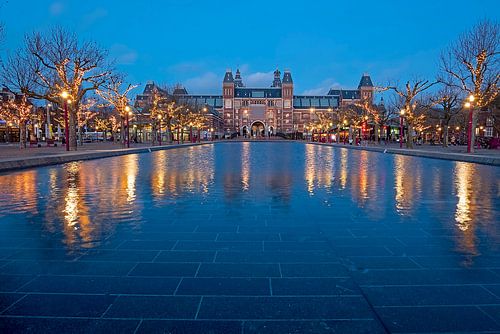 Kerstmis op het Museumplein in  Amsterdam bij zonsondergang in Nederland