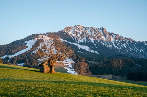 Zonsondergang in Sorgschrofen/Zinken met uitzicht op het skigebied Jungholz in de lente