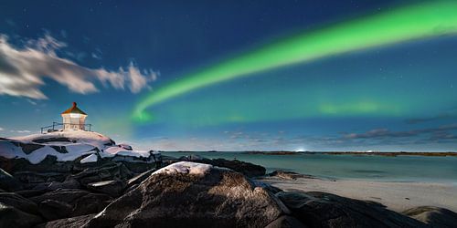 Aurora borealis bij de vuurtoren van Eggum op het Lofoten eiland Vestvågøy in Noorwegen.